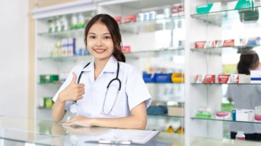 Eczanede çalışan eczacı, danışmanlık ve tıbbi danışmanlık, raflarda her türlü genel ev hapları ve ilaç ürünleri, hastalara hizmet ve yardım, eczane.