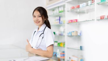 Eczanede çalışan eczacı, danışmanlık ve tıbbi danışmanlık, raflarda her türlü genel ev hapları ve ilaç ürünleri, hastalara hizmet ve yardım, eczane.