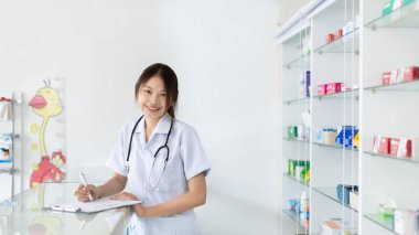 Eczanede çalışan eczacı, danışmanlık ve tıbbi danışmanlık, raflarda her türlü genel ev hapları ve ilaç ürünleri, hastalara hizmet ve yardım, eczane.