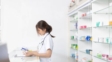 Eczanede çalışan eczacı, danışmanlık ve tıbbi danışmanlık, raflarda her türlü genel ev hapları ve ilaç ürünleri, hastalara hizmet ve yardım, eczane.
