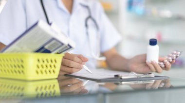 Eczacılar reçeteli ilaçları listelemekte, listelemekte, eczanede veya hastanede çalışmakta, eczacılar tedavi için gelen hastalara tavsiye ve yardım vermektedir..