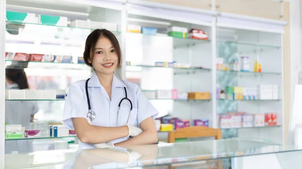 薬局で働く薬剤師 相談や医療アドバイス 棚の上の一般的な家庭用医薬品や医薬品のすべての種類 患者へのサービスと支援 — ストック写真