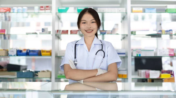 Farmaceuta Pracujący Aptece Konsultacje Porady Lekarskie Wszystkie Rodzaje Leków Generycznych — Zdjęcie stockowe