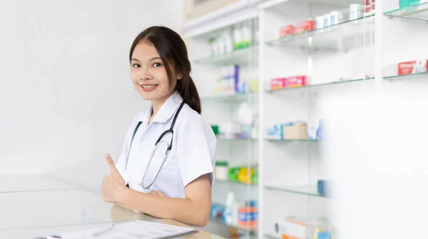 Farmacista Che Lavora Una Farmacia Consulenza Consulenza Medica Tutti Tipi — Foto Stock