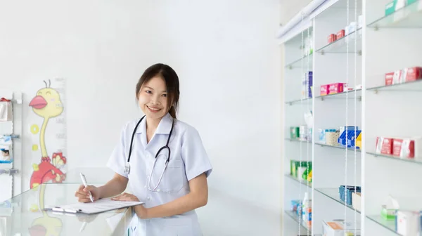 Farmacista Che Lavora Una Farmacia Consulenza Consulenza Medica Tutti Tipi — Foto Stock