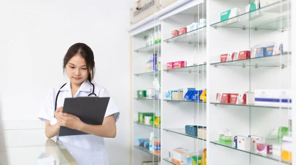 약국에서 일하는 컨설팅 의학적 종류의 가정용 의약품 서비스 환자에 — 스톡 사진