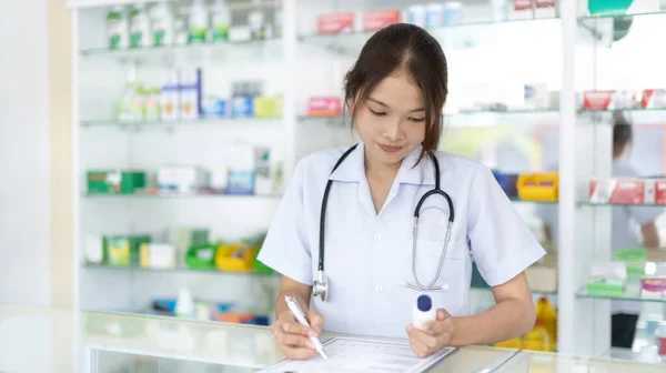 Lékárníci Jsou Seznam Léků Předpis Seznam Položek Schránce Práce Lékárně — Stock fotografie