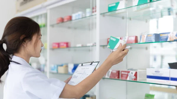 Donne Farmacista Stanno Fornendo Farmaci Prescrizione Clienti Farmacisti Lavorano Una — Foto Stock