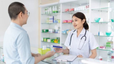 Uzman eczacılar, eczane veya kliniğe gelen hastalara tavsiye ve yardım sunar, doktor, hastalara hizmet ve yardım, eczane tarafından reçete edilen ilaçları yazar.