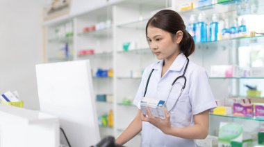 Eczacı ya da kasiyer kasada tıbbi ürünleri tarıyor eczacı ya da kasiyer müşteriden uyuşturucu siparişi alıyor barkod tarayıcısını ödemesi için bekletin eczacılar eczanede çalışıyor..