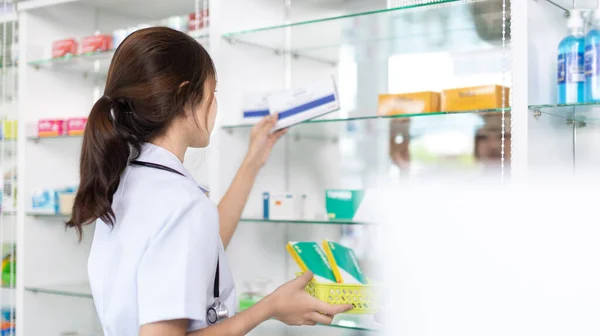 Farmacêutico Pega Pílulas Prateleira Prescrição Médico Todos Tipos Medicamentos Domésticos — Fotografia de Stock