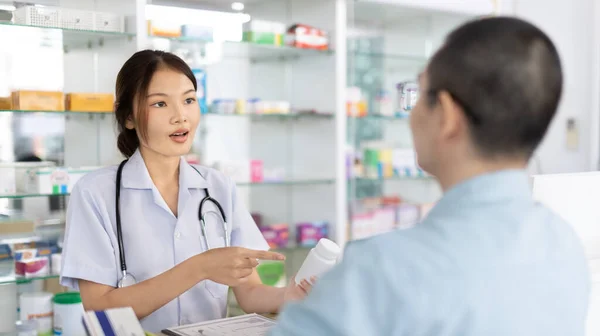 Farmacisti Specializzati Forniscono Consulenza Assistenza Pazienti Che Entrano Farmacia Clinica — Foto Stock