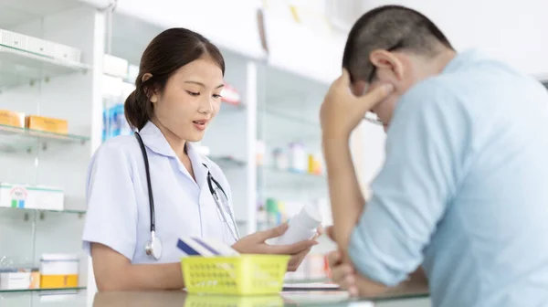 Farmacéuticos Especializados Proporcionan Asesoramiento Asistencia Los Pacientes Que Entran Farmacia —  Fotos de Stock