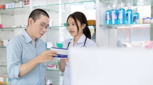 Especialistas Farmacêuticos Prestar Aconselhamento Assistência Aos Pacientes Que Entram Farmácia — Fotografia de Stock