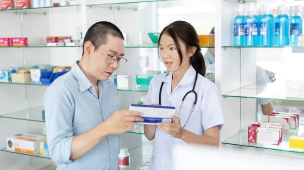 Специалисты Фармацевты Оказывают Консультации Помощь Пациентам Которые Приходят Аптеку Клинику — стоковое фото