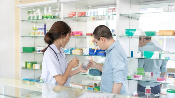 Especialistas Farmacêuticos Prestar Aconselhamento Assistência Aos Pacientes Que Entram Farmácia — Fotografia de Stock