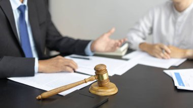 Avukat ya da hakim, müvekkiline mahkeme salonunda hukuki tavsiyelerde bulunur, mahkemelerde ahlak kuralları arasında adalet ve tarafsızlık, hukuki danışman, adalet terazisi, hukuki çekiç, dava ve adalet bulunur..