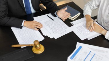 Avukat ya da hakim, müvekkiline mahkeme salonunda hukuki tavsiyelerde bulunur, mahkemelerde ahlak kuralları arasında adalet ve tarafsızlık, hukuki danışman, adalet terazisi, hukuki çekiç, dava ve adalet bulunur..