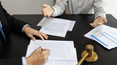 Müşteri para dolandırıcılığı sorununu tanımlıyor ve çözümü dava odasında bir avukatla tartışıyor, mahkemelerdeki ahlak kuralları arasında adalet, hukuk danışmanı, adalet terazisi ve davalar yer alıyor.