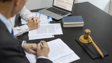 Avukatlar veya hakimler, yasal ve adil anlaşma, hukuki ahlak ve bütünlük, adalet terazisi, hukuki çekiç, dava ve hukuk hizmetleri çerçevesinde belgeleri imzalıyorlar..