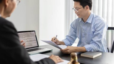 Avukat ya da hakim, müvekkilinin mahkeme salonunda, yasal anlaşma belgelerinde ve iş hukuku davaları formlarında, adalet terazisinde, hukuk çekicinde, davalarda ve hukuki hizmetlerde yasal bir anlaşma imzalamasını öneriyor..