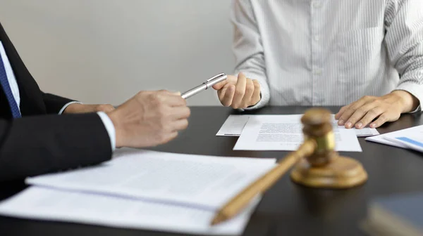 Advogado Advogado Entregando Cliente Uma Caneta Para Assinar Contrato Comercial — Fotografia de Stock