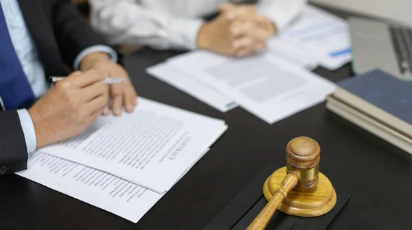 Avvocati Giudici Firmano Documenti Conformità Con Condizioni Legali Eque Accordo — Foto Stock