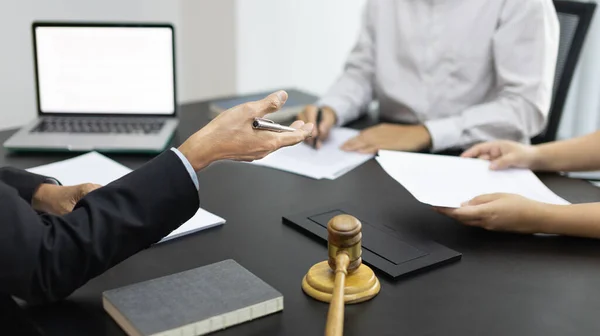 Advocaat Rechter Biedt Juridisch Advies Aan Cliënt Rechtszaal Ethiek Rechtbanken — Stockfoto