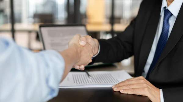 Zakenman Handen Schudden Met Een Advocaat Rechter Ondertekening Van Het — Stockfoto