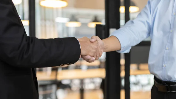 Zakenman Handen Schudden Met Een Advocaat Rechter Ondertekening Van Het — Stockfoto