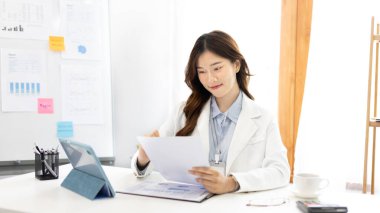 Asyalı iş kadınları grafikleri, mali istatistikleri ve özel ofislerdeki kurumsal getirileri, piyasa araştırma raporlarını ve gelir istatistiklerini, Mali ve Muhasebe kavramını analiz ediyorlar..