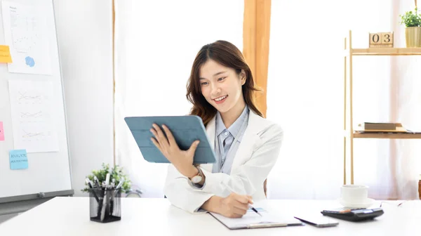 Empresária Usando Laptop Para Trabalhar Mulher Asiática Trabalhando Escritório Escriturário — Fotografia de Stock