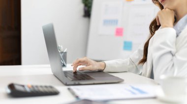 İş kadınının eli bilgisayarın klavyesinde, teknoloji ve internet iletişiminde finansal işlemleri yürütmek için bilgisayarları kullanıyor çünkü kolaylık ve hız.