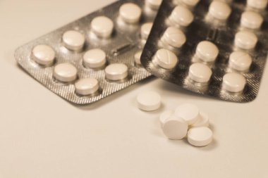 Reçeteli ilaç hapları beyaza şerit takar.