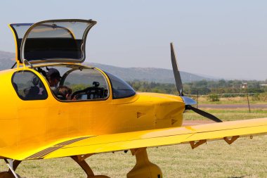Uçuştan Önce Dolu Kişilerle Hafif Akrobatik Uçak