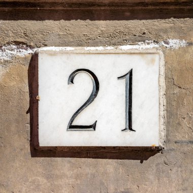 Yirmi bir numaralı ev (21) mermere oyulmuş.
