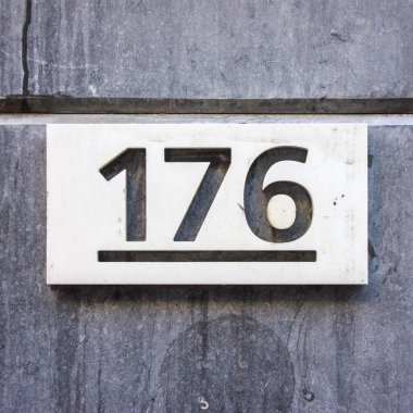 Yüz yetmiş altı numaralı ev, plastik bir tabakta kesilmiş..