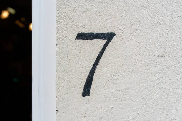 Maison Peinte Main Numéro Sept Sur Mur Plâtre Blanc — Photo