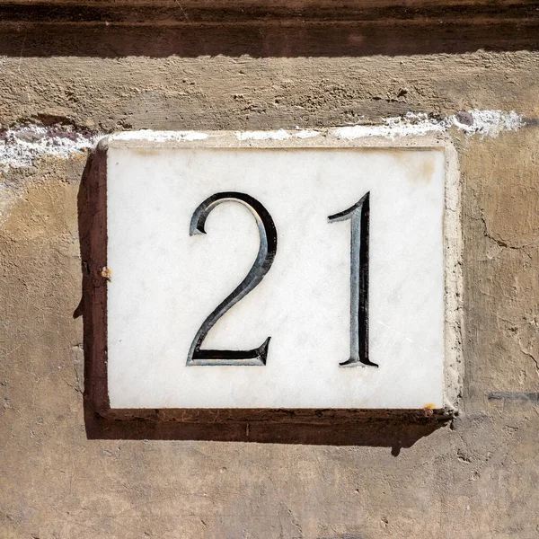 Yirmi bir numaralı ev (21) mermere oyulmuş.