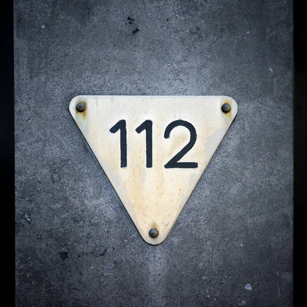 Hus Nummer Etthundra Och Tolv 112 Ingraverat Metalltriangel — Stockfoto