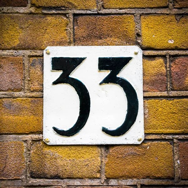 Casa Número Trinta Três Gravado Uma Placa Metal Pintado Branco — Fotografia de Stock