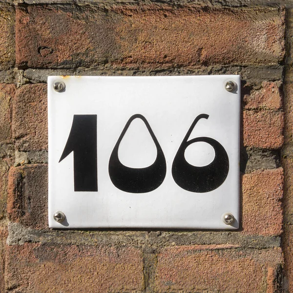 家の番号は100と6だ 白地に黒文字 — ストック写真