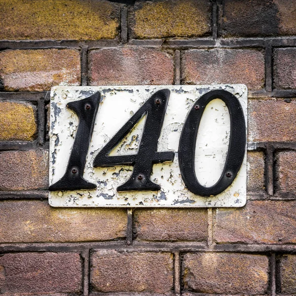 Maison Numéro Cent Quarante Chiffres Noirs Attachés Une Plaque Blanche — Photo