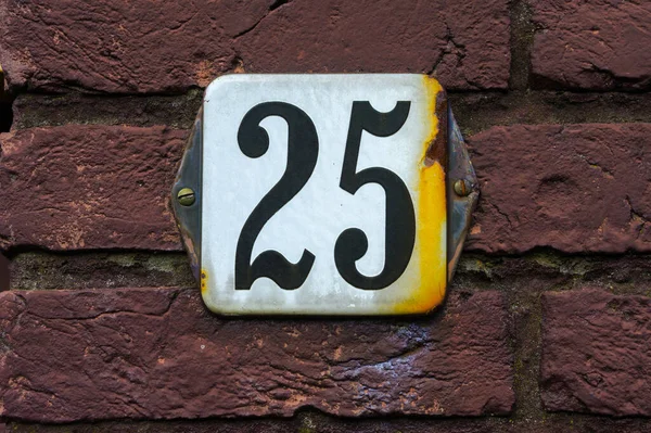 Old Enameled House Number Twenty Five Brown Painted Wall Weathered — Stock Photo, Image