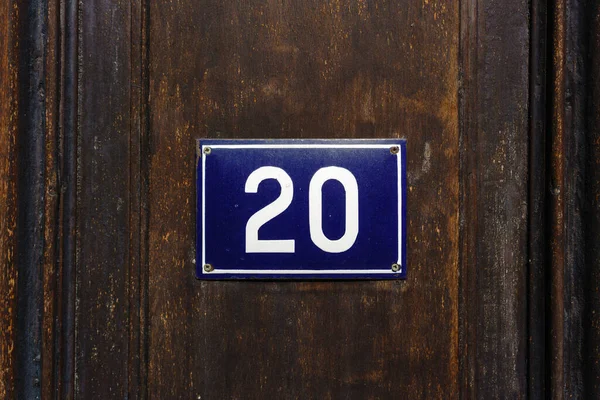 Эмалированный Дом Номер Двадцать Белые Пятна Синем Фоне — стоковое фото