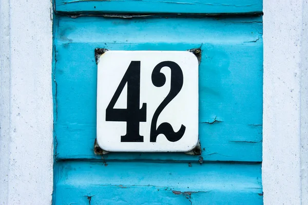 Casa Esmaltada Número Cuarenta Dos Montada Tablones Azules Viejos —  Fotos de Stock