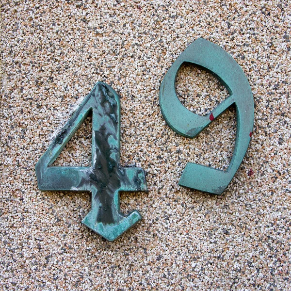 青銅製の家の番号49は 顆粒壁に — ストック写真