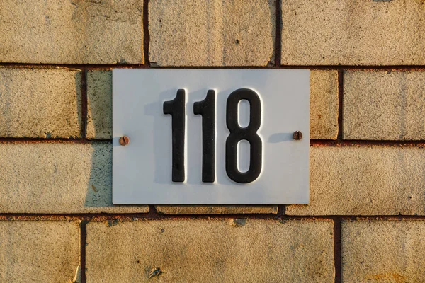 Maison Numéro Pone Cent Dix Huit Relief Dans Une Plaque — Photo