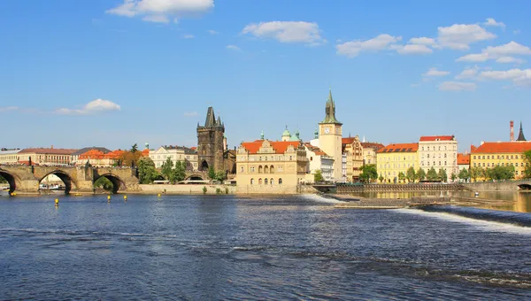 ヴルタヴァ川、カレル橋、プラハ、チェコ共和国 — ストック写真
