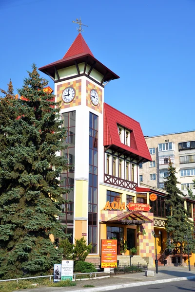 La casa de una moda de flores en Lugansk-ciudad — Foto de Stock
